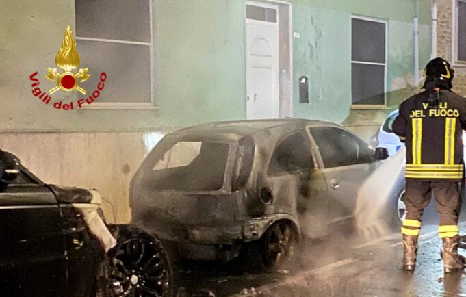 Nuovo raid incendiario a Pirri | Due auto bruciate in via Legnano