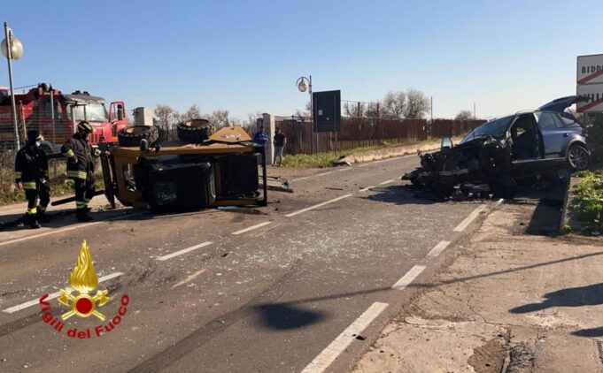 Villasor, scontro tra un suv e una pala meccanica | Due feriti gravi