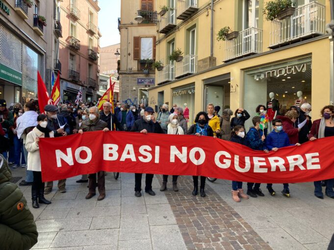 Cagliari si schiera contro la guerra in Ucraina: oltre 2500 persone in piazza