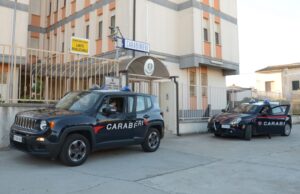 Villacidro, al bar come nel saloon | Bottigliate contro la vetrata del bancone