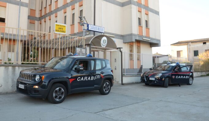 Villacidro, al bar come nel saloon | Bottigliate contro la vetrata del bancone