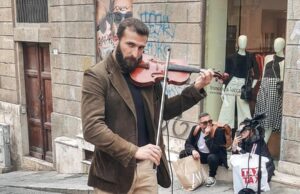 Commerciante caccia violinista in via Manno | La lettera di un artista di strada