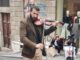 Commerciante caccia violinista in via Manno | La lettera di un artista di strada