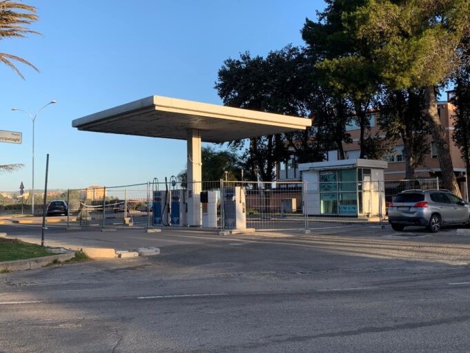 Poetto, via il distributore: la porta d’accesso al litorale cambia volto