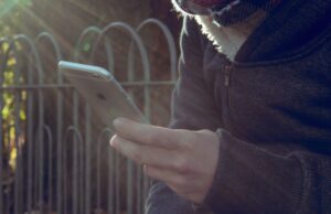 Filma coppia durante rapporto sessuale e diffonde video, denunciato 18enne