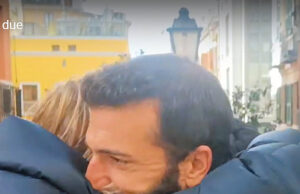 Pace fatta in Via Manno: l’abbraccio tra il violinista e la negoziante