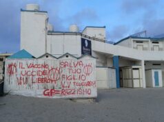 Raid dei novax al Poetto | Stabilimenti imbrattati con scritte farneticanti