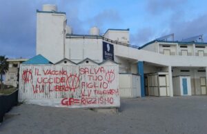 Raid dei novax al Poetto | Stabilimenti imbrattati con scritte farneticanti