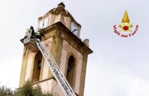 Forte vento, campanile pericolante | Intervengono i Vigili del fuoco