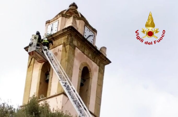 Forte vento, campanile pericolante | Intervengono i Vigili del fuoco