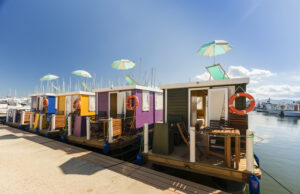 House boat di Su Siccu: turismo alternativo con le casette galleggianti?