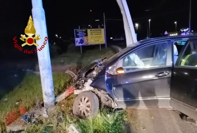 Incidente stradale nella rotatoria di viale Marconi
