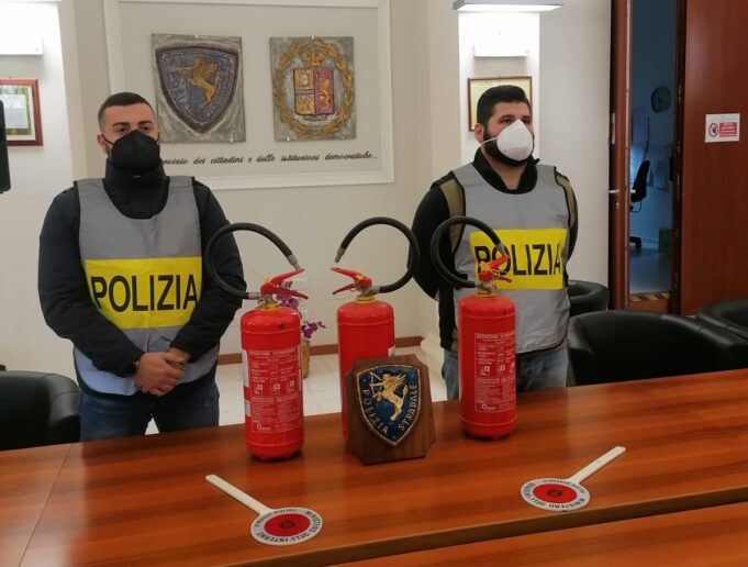 Orientale sarda, due giovani rubano estintori dal sistema antincendio