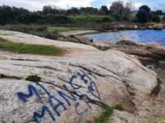 Sa Marinedda, scritte con spray sulle rocce | La segnalazione dei residenti