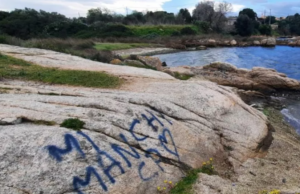 Sa Marinedda, scritte con spray sulle rocce | La segnalazione dei residenti