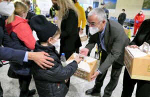 Ucraina, merenda con ricotta e civraxiu per i profughi atterrati a Cagliari