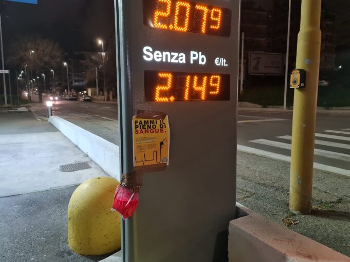 Caro benzina, sigilli alle pompe: “Per un pieno ci tolgono il sangue”