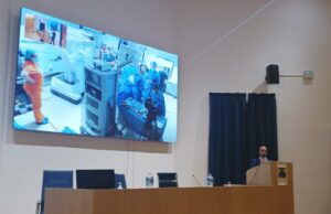 Brotzu, intervento chirurgico con robot Da Vinci durante congresso