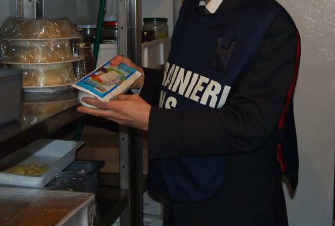 Sequestrati 50kg di alimenti non tracciati, sospesa attività circolo privato