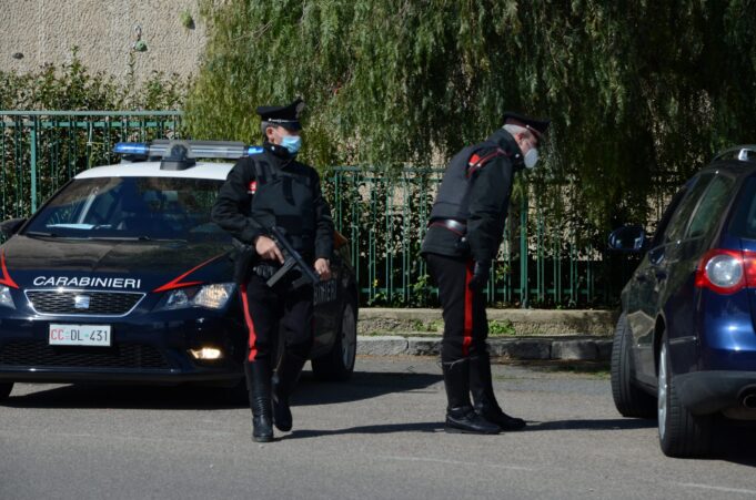 Sbanda con l’auto in pieno centro, è positivo all’alcoltest