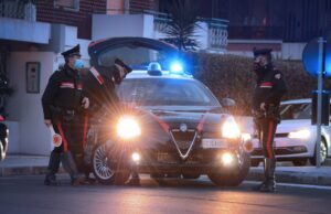 Ruba borsello e documenti da Mercedes, denunciato 30enne