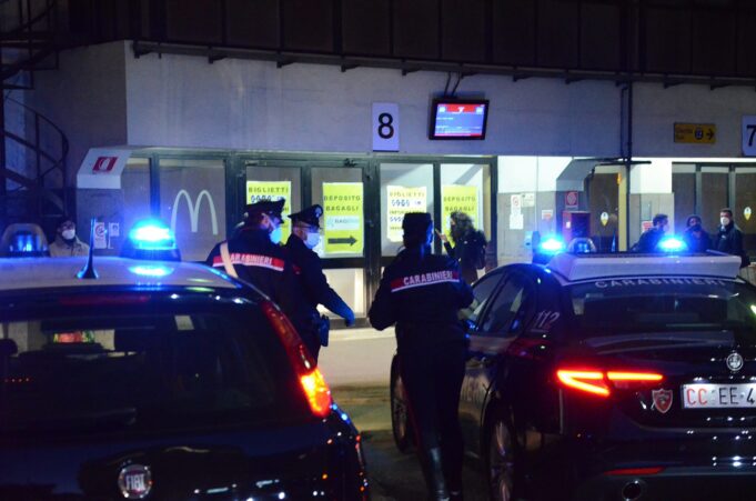 Importuna passanti in piazza Matteotti, arrestato 37enne senza fissa dimora