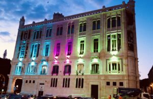 Malattie rare: Cagliari e Sassari si illuminano di azzurro, fucsia e verde