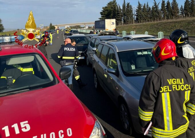 Maxitamponamento sulla 131: sei auto coinvolte e una donna ferita