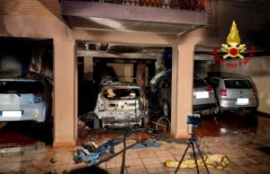 Via Capitanata: in fiamme cinque auto e due moto sotto il pilotis