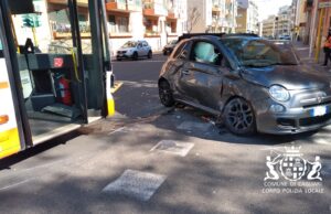 Via della Pineta: Fiat 500 contro un bus | Grave un 31 enne cagliaritano