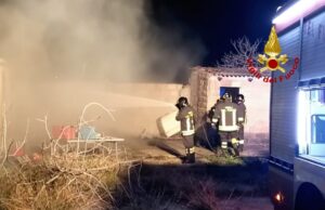 Notte di roghi nell’hinterland | Superlavoro per i Vigili del Fuoco