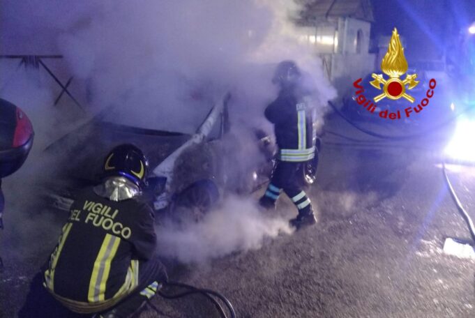 Cagliari, due roghi differenti alla stessa ora in via Turbigo