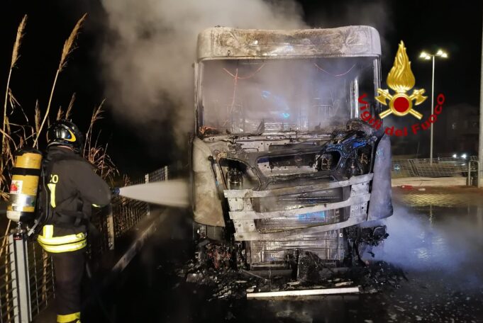 Incendio camion Trasporti Lilliu: 25 mila euro per chi darà informazioni sul rogo