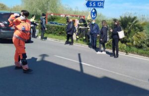 Oristano, donna finisce in un pozzetto mentre porta a spasso il cane