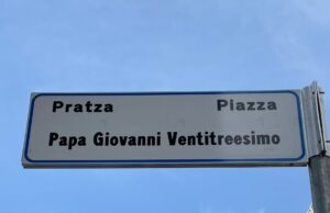 Cagliari, cartelli stradali bilingue: da Ruga Palestrina a Pratza Giovanni XXIII
