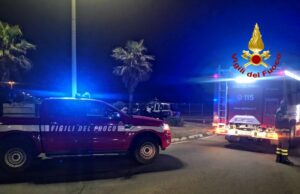 Poetto, finisce con l’auto sopra la rotatoria dell’ippodromo