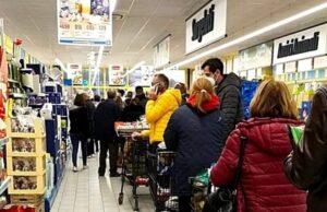 “Da lunedì sciopero di 15 giorni” | La bufala genera l’assalto a negozi e distributori