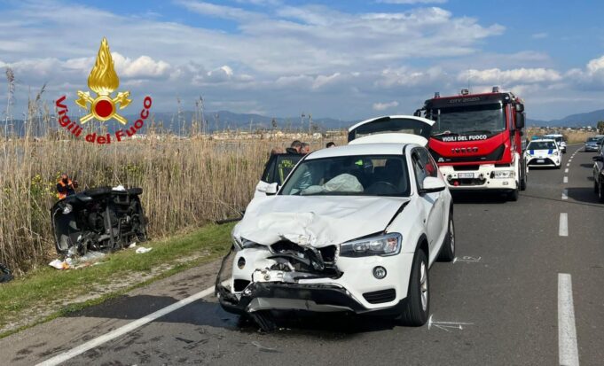 Auto si ribalta in viale Poetto | Tre persone coinvolte
