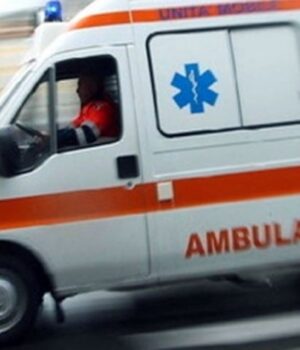 Centauro perde il controllo della sua Honda e finisce sul guardrail