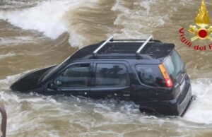 Restano bloccati in auto nel fiume in piena a Tertenia