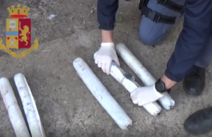 Nasconde 7,5 kg di esplosivo nelle serre di campagna, arrestato 45enne