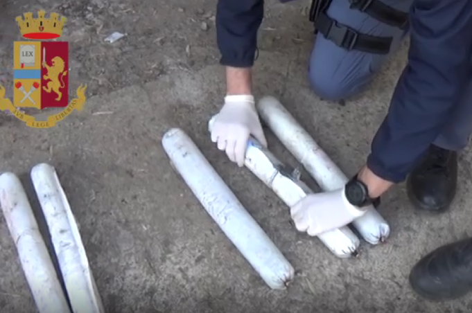Nasconde 7,5 kg di esplosivo nelle serre di campagna, arrestato 45enne