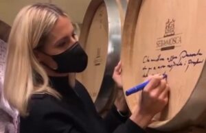 Michelle Hunziker, visita ad Alghero tra torbato e cannonau