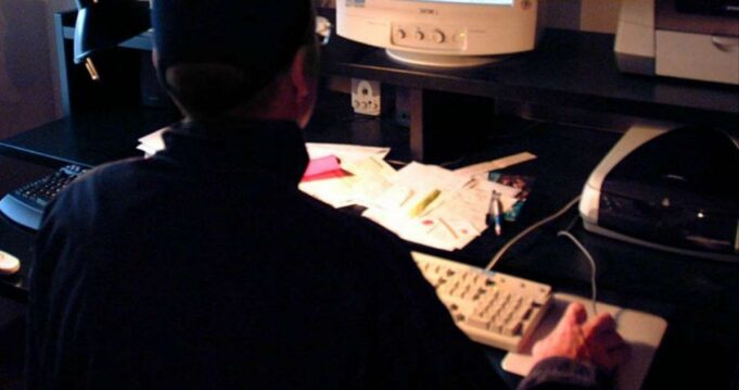 Diffonde video pedopornografici via Telegram, denunciato 28enne