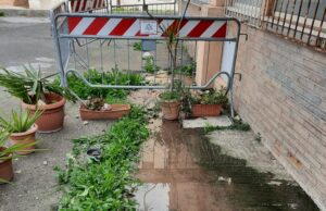 Perdite fognarie in piazza Granatieri | La denuncia dei residenti