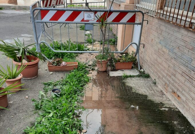 Perdite fognarie in piazza Granatieri | La denuncia dei residenti