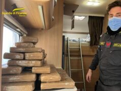 Si finge turista, ma nel camper nasconde 28 kg di cocaina