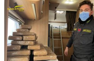 Si finge turista, ma nel camper nasconde 28 kg di cocaina