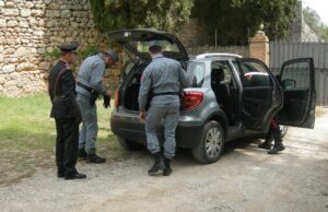 Villacidro, spaccia droga nell’ovile | Incastrato dalla “fototrappola”