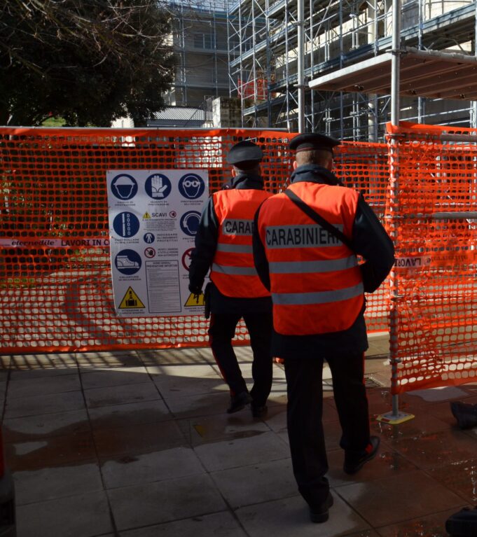 Lavoratore in nero nel cantiere | Nei guai un’impresa edile di Carbonia